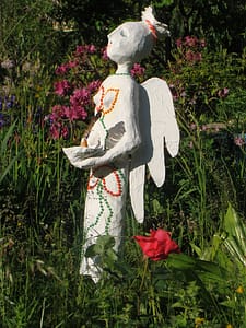 Gartenbehüterin, Gartenengelin, Engel im Garten