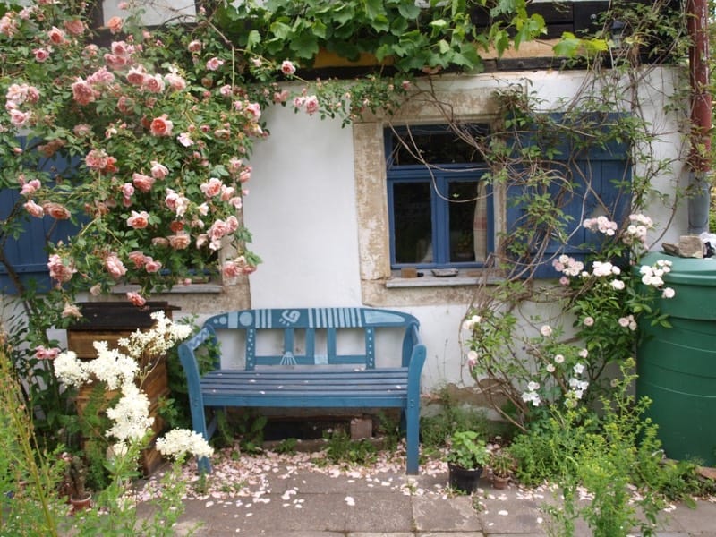 Rosenbank, die erste Stufe der Langsamkeit im Kunstherapieatelier